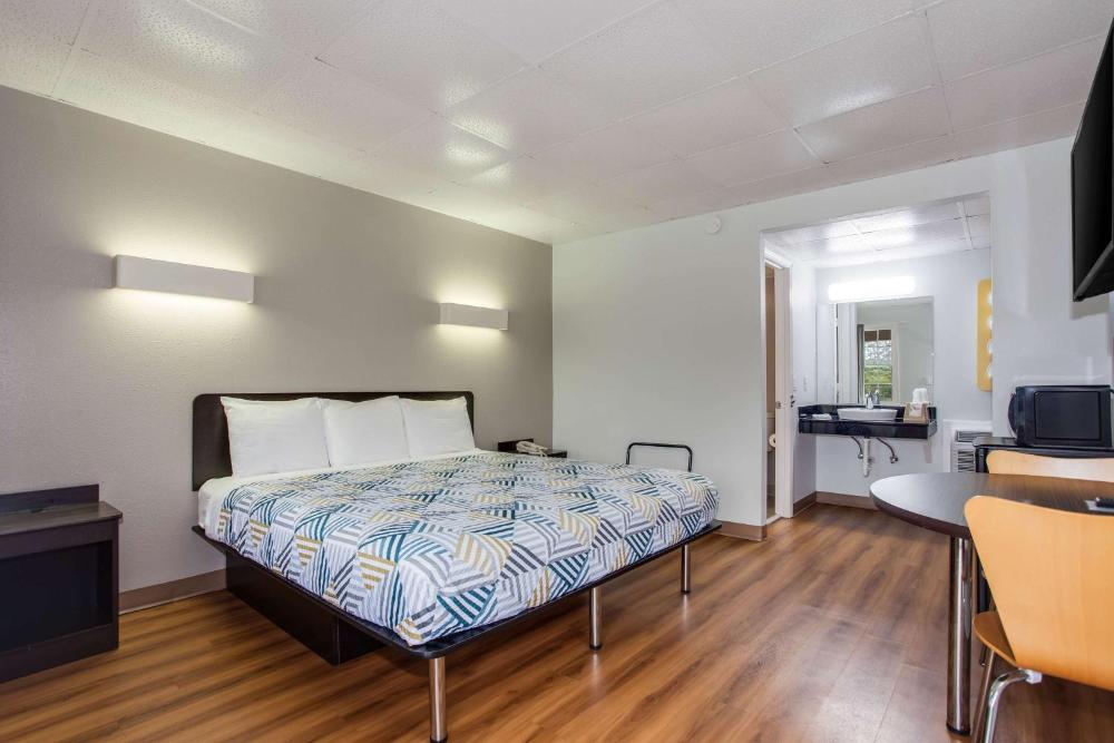 Deluxe King Room - Non-Smoking interior
